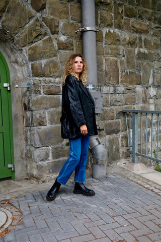 Schwarze, hochwertige 80s Lederjacke made in Italy mit doppelreihiger Knopfleiste, tollem Taillengürtel und seitlichen Eingrifftaschen – innen mit Wollstoff gefüttert, Ärmel innen gesteppt – Größe M, je nach gewünschter Passform auch von einer S/M tragbar – ein absolutes Highlight