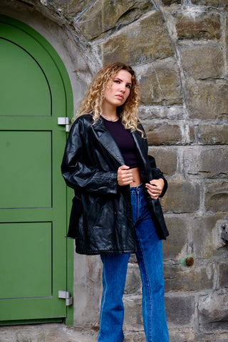 Schwarze, hochwertige 80s Lederjacke made in Italy mit doppelreihiger Knopfleiste, tollem Taillengürtel und seitlichen Eingrifftaschen – innen mit Wollstoff gefüttert, Ärmel innen gesteppt – Größe M, je nach gewünschter Passform auch von einer S/M tragbar – ein absolutes Highlight