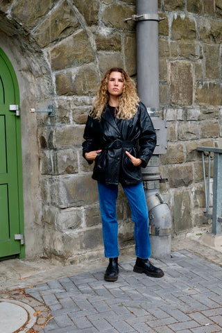 Schwarze, hochwertige 80s Lederjacke made in Italy mit doppelreihiger Knopfleiste, tollem Taillengürtel und seitlichen Eingrifftaschen – innen mit Wollstoff gefüttert, Ärmel innen gesteppt – Größe M, je nach gewünschter Passform auch von einer S/M tragbar – ein absolutes Highlight