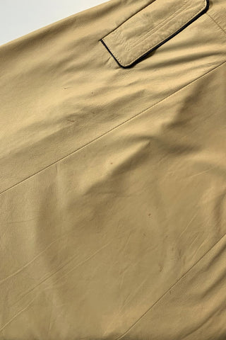 80s/90s Kurzmantel aus supersoftem Echtleder in Vanille (Gelb-Beige) mit dunkelbraunen Details und leichten Schulterpolstern – ein absolutes Highlight