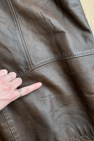 Schokobraune 80s Lederjacke mit Puffärmeln und seitlichen Eingrifftaschen – ein absolutes Highlight – die angegebene Größe ist 46 (vermutlich eine italienische Größe, das bedeutet deutsche 40), wir empfehlen die Jacke einer M bis L