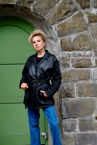 Hochwertige 90s Jacke von der Marke NAF NAF mit Vorderteil aus echtem Glattleder und Gürtel – Rückenteil und Ärmel sind aus Stoff – wir empfehlen die Jacke einer heutigen M – ein absolutes Highlight