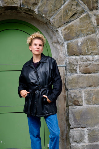 Hochwertige 90s Jacke von der Marke NAF NAF mit Vorderteil aus echtem Glattleder und Gürtel – Rückenteil und Ärmel sind aus Stoff – wir empfehlen die Jacke einer heutigen M – ein absolutes Highlight