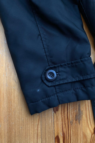 Hochwertige 90s Jacke von der Marke NAF NAF mit Vorderteil aus echtem Glattleder und Gürtel – Rückenteil und Ärmel sind aus Stoff – wir empfehlen die Jacke einer heutigen M – ein absolutes Highlight