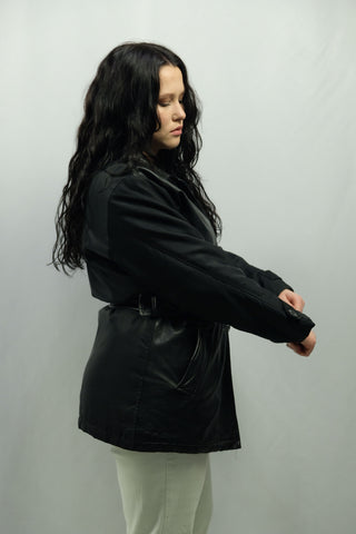 Hochwertige schwarze 90s Jacke von der Marke NAF NAF mit Vorderteil aus echtem Glattleder und Gürtel – Rückenteil und Ärmel sind aus Stoff – wir empfehlen die Jacke einer S bis M