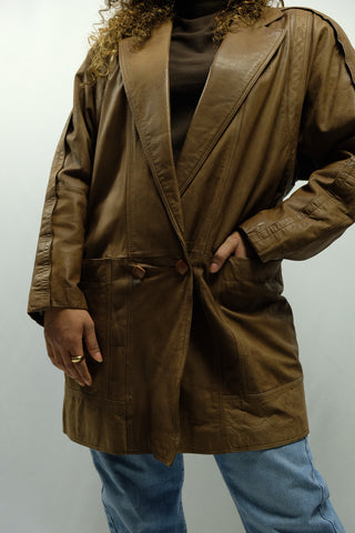 Hellbraune 80s Lederjacke mit Schulterpolstern und seitlichen Eingrifftaschen – ein absolutes Highlight in typischem 80s Schnitt und in hervorragendem Zustand