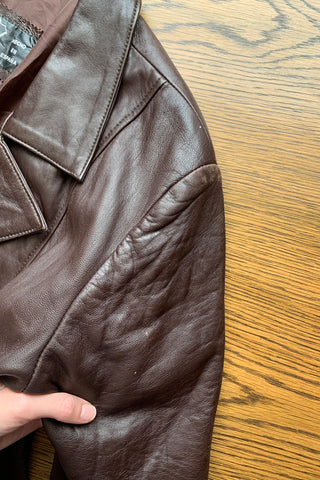 90s Bikerjacke made in Spain aus echtem Glattleder in sehr dunklem Rotbraun, femininer Schnitt mit Taillengürtel und Eingrifftaschen – zu empfehlen für eine heutige L – ein absolutes Highlight