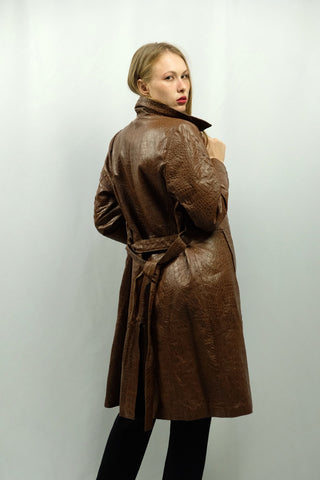 Brauner 90s Echtleder Trenchcoat in atemberaubender Kroko-Optik, klassisch-femininer Schnitt mit Druckknopfleiste, Taillengürtel und seitlichen Eingrifftaschen, zu empfehlen für eine heutige S – ein sehr seltenes Fundstück und absolutes Highlight