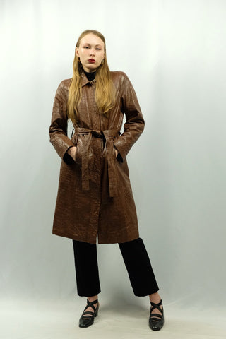 Brauner 90s Echtleder Trenchcoat in atemberaubender Kroko-Optik, klassisch-femininer Schnitt mit Druckknopfleiste, Taillengürtel und seitlichen Eingrifftaschen, zu empfehlen für eine heutige S – ein sehr seltenes Fundstück und absolutes Highlight