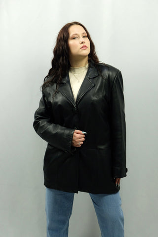 90s Jacke aus butterweichem Glattleder, klassischer Schnitt mit seitlichen Eingrifftaschen, die angegebene Größe ist eine 48 (Damen), fällt unserer Einschätzung nach eher wie eine 44-46 aus, bitte Maße beachten