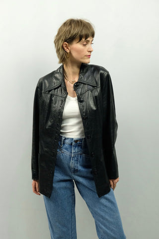 Schwarze 70s Jacke aus echtem Leder, klassisch-femininer Schnitt mit Taschen und typischem 70s-Kragen, ideal für eine XS – ein seltenes Fundstück und absolutes Highlight