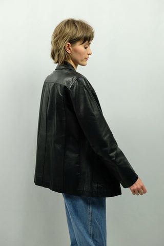 Schwarze 70s Jacke aus echtem Leder, klassisch-femininer Schnitt mit Taschen und typischem 70s-Kragen, ideal für eine XS – ein seltenes Fundstück und absolutes Highlight