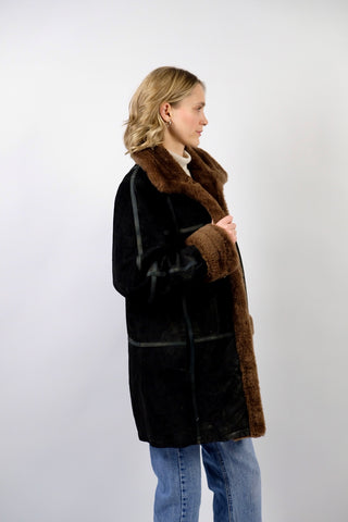 Schwarzer 00s Kurzmantel aus echtem Leder mit seitlichen Eingrifftaschen, Ziernähten und braunem Kunstfell an Kragen und Ärmeln, innen gesteppt – Größe M