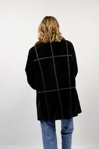 Schwarzer 00s Kurzmantel aus echtem Leder mit seitlichen Eingrifftaschen, Ziernähten und braunem Kunstfell an Kragen und Ärmeln, innen gesteppt – Größe M