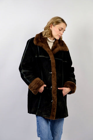 Schwarzer 00s Kurzmantel aus echtem Leder mit seitlichen Eingrifftaschen, Ziernähten und braunem Kunstfell an Kragen und Ärmeln, innen gesteppt – Größe M