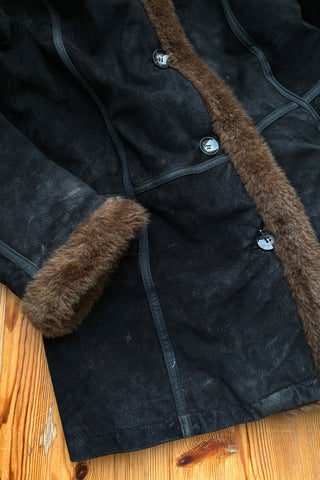 Schwarzer 00s Kurzmantel aus echtem Leder mit seitlichen Eingrifftaschen, Ziernähten und braunem Kunstfell an Kragen und Ärmeln, innen gesteppt – Größe M