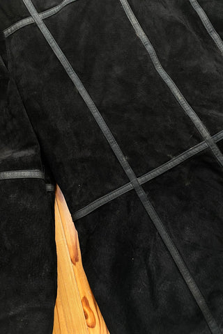 Schwarzer 00s Kurzmantel aus echtem Leder mit seitlichen Eingrifftaschen, Ziernähten und braunem Kunstfell an Kragen und Ärmeln, innen gesteppt – Größe M