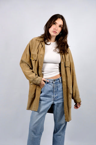 Hellbrauner, hochwertiger 90s Kurzmantel made in Italy aus echtem Veloursleder im Hemdjacken-Stil – entspricht ca. einer heutigen M/L, eignet sich aber auch für oversized Looks an kleineren Größen (bitte Maße beachten) – ein absolutes Highlight