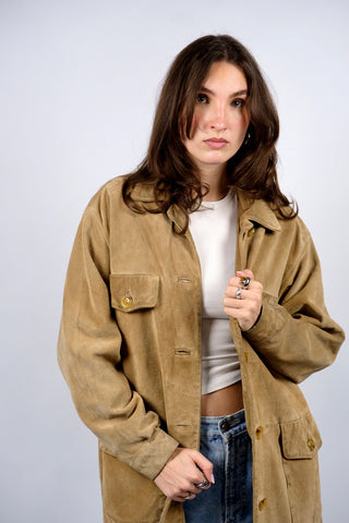 Hellbrauner, hochwertiger 90s Kurzmantel made in Italy aus echtem Veloursleder im Hemdjacken-Stil – entspricht ca. einer heutigen M/L, eignet sich aber auch für oversized Looks an kleineren Größen (bitte Maße beachten) – ein absolutes Highlight