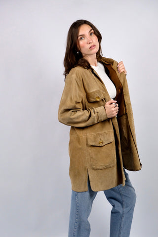 Hellbrauner, hochwertiger 90s Kurzmantel made in Italy aus echtem Veloursleder im Hemdjacken-Stil – entspricht ca. einer heutigen M/L, eignet sich aber auch für oversized Looks an kleineren Größen (bitte Maße beachten) – ein absolutes Highlight
