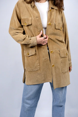 Hellbrauner, hochwertiger 90s Kurzmantel made in Italy aus echtem Veloursleder im Hemdjacken-Stil – entspricht ca. einer heutigen M/L, eignet sich aber auch für oversized Looks an kleineren Größen (bitte Maße beachten) – ein absolutes Highlight