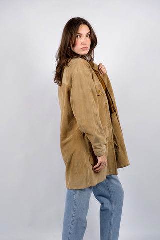 Hellbrauner, hochwertiger 90s Kurzmantel made in Italy aus echtem Veloursleder im Hemdjacken-Stil – entspricht ca. einer heutigen M/L, eignet sich aber auch für oversized Looks an kleineren Größen (bitte Maße beachten) – ein absolutes Highlight