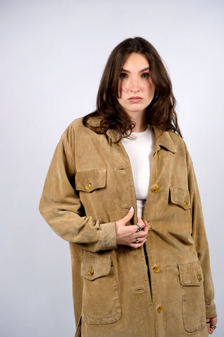 Hellbrauner, hochwertiger 90s Kurzmantel made in Italy aus echtem Veloursleder im Hemdjacken-Stil – entspricht ca. einer heutigen M/L, eignet sich aber auch für oversized Looks an kleineren Größen (bitte Maße beachten) – ein absolutes Highlight