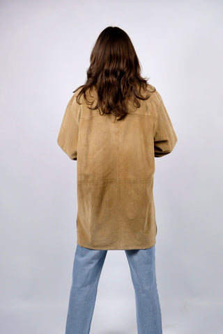 Hellbrauner, hochwertiger 90s Kurzmantel made in Italy aus echtem Veloursleder im Hemdjacken-Stil – entspricht ca. einer heutigen M/L, eignet sich aber auch für oversized Looks an kleineren Größen (bitte Maße beachten) – ein absolutes Highlight