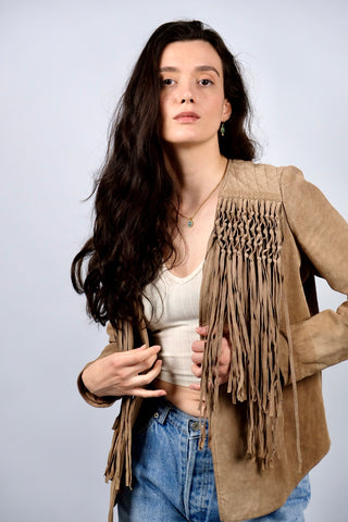 Atemberaubende, hellbraune 90s/Y2k Echtlederjacke in tollem Western-Design mit Fransen, offener Schnitt mit seitlichen Eingrifftaschen – wir empfehlen die Jacke einer heutigen S – ein seltenes Fundstück und absolutes Highlight