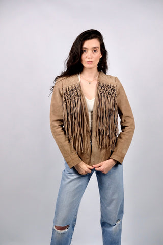 Atemberaubende, hellbraune 90s/Y2k Echtlederjacke in tollem Western-Design mit Fransen, offener Schnitt mit seitlichen Eingrifftaschen – wir empfehlen die Jacke einer heutigen S – ein seltenes Fundstück und absolutes Highlight