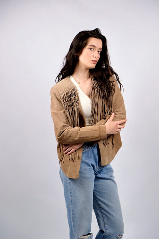 Atemberaubende, hellbraune 90s/Y2k Echtlederjacke in tollem Western-Design mit Fransen, offener Schnitt mit seitlichen Eingrifftaschen – wir empfehlen die Jacke einer heutigen S – ein seltenes Fundstück und absolutes Highlight