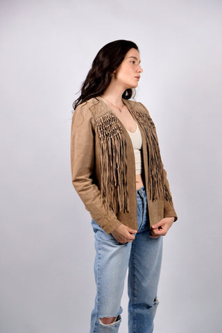 Atemberaubende, hellbraune 90s/Y2k Echtlederjacke in tollem Western-Design mit Fransen, offener Schnitt mit seitlichen Eingrifftaschen – wir empfehlen die Jacke einer heutigen S – ein seltenes Fundstück und absolutes Highlight