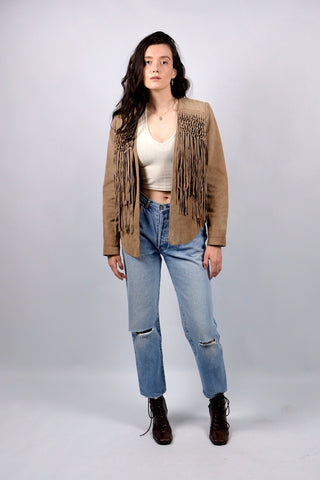 Atemberaubende, hellbraune 90s/Y2k Echtlederjacke in tollem Western-Design mit Fransen, offener Schnitt mit seitlichen Eingrifftaschen – wir empfehlen die Jacke einer heutigen S – ein seltenes Fundstück und absolutes Highlight