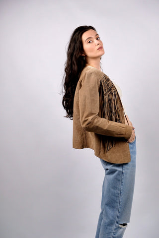 Atemberaubende, hellbraune 90s/Y2k Echtlederjacke in tollem Western-Design mit Fransen, offener Schnitt mit seitlichen Eingrifftaschen – wir empfehlen die Jacke einer heutigen S – ein seltenes Fundstück und absolutes Highlight