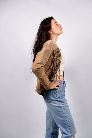 Atemberaubende, hellbraune 90s/Y2k Echtlederjacke in tollem Western-Design mit Fransen, offener Schnitt mit seitlichen Eingrifftaschen – wir empfehlen die Jacke einer heutigen S – ein seltenes Fundstück und absolutes Highlight