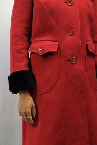 Roter 70s Wollmantel mit schwarzem Kunstfellbesatz am Kragen und an den Ärmeln, vermutlich handmade/maßgeschneidert in feminin-elegantem Schnitt mit Eingrifftaschen – ein sehr seltenes Fundstück und absolutes Highlight