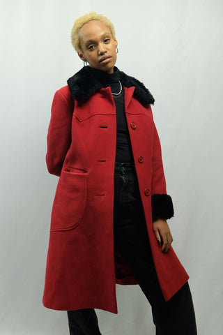 Roter 70s Wollmantel mit schwarzem Kunstfellbesatz am Kragen und an den Ärmeln, vermutlich handmade/maßgeschneidert in feminin-elegantem Schnitt mit Eingrifftaschen – ein sehr seltenes Fundstück und absolutes Highlight
