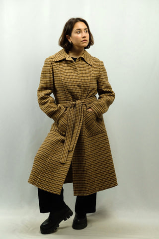 70s Wollmantel vom Luxuslabel Max Mara im Trenchcoat-Stil mit Bindegürtel und Taschen sowie klassisch-zeitlosem Hahnentrittmuster in Beige- und Brauntönen, sehr hochwertige Qualität und zu empfehlen für eine heutige M bis L, bitte Maße beachten – ein extrem seltenes Fundstück und absolutes Premium-Highlight in hervorragendem Zustand