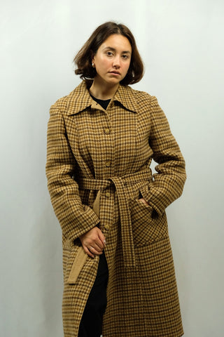 70s Wollmantel vom Luxuslabel Max Mara im Trenchcoat-Stil mit Bindegürtel und Taschen sowie klassisch-zeitlosem Hahnentrittmuster in Beige- und Brauntönen, sehr hochwertige Qualität und zu empfehlen für eine heutige M bis L, bitte Maße beachten – ein extrem seltenes Fundstück und absolutes Premium-Highlight in hervorragendem Zustand