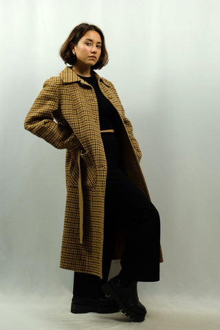 70s Wollmantel vom Luxuslabel Max Mara im Trenchcoat-Stil mit Bindegürtel und Taschen sowie klassisch-zeitlosem Hahnentrittmuster in Beige- und Brauntönen, sehr hochwertige Qualität und zu empfehlen für eine heutige M bis L, bitte Maße beachten – ein extrem seltenes Fundstück und absolutes Premium-Highlight in hervorragendem Zustand