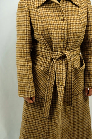 70s Wollmantel vom Luxuslabel Max Mara im Trenchcoat-Stil mit Bindegürtel und Taschen sowie klassisch-zeitlosem Hahnentrittmuster in Beige- und Brauntönen, sehr hochwertige Qualität und zu empfehlen für eine heutige M bis L, bitte Maße beachten – ein extrem seltenes Fundstück und absolutes Premium-Highlight in hervorragendem Zustand