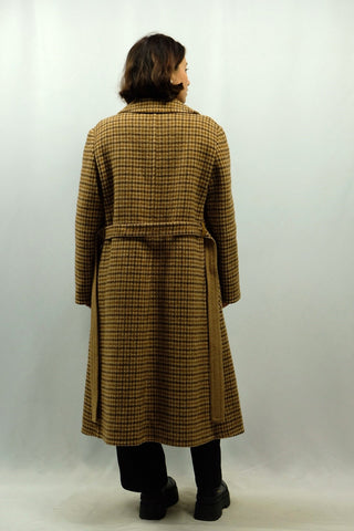 70s Wollmantel vom Luxuslabel Max Mara im Trenchcoat-Stil mit Bindegürtel und Taschen sowie klassisch-zeitlosem Hahnentrittmuster in Beige- und Brauntönen, sehr hochwertige Qualität und zu empfehlen für eine heutige M bis L, bitte Maße beachten – ein extrem seltenes Fundstück und absolutes Premium-Highlight in hervorragendem Zustand