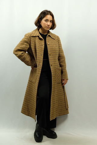 70s Wollmantel vom Luxuslabel Max Mara im Trenchcoat-Stil mit Bindegürtel und Taschen sowie klassisch-zeitlosem Hahnentrittmuster in Beige- und Brauntönen, sehr hochwertige Qualität und zu empfehlen für eine heutige M bis L, bitte Maße beachten – ein extrem seltenes Fundstück und absolutes Premium-Highlight in hervorragendem Zustand