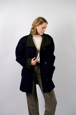 Dunkelblauer 90s Kurzmantel im Lodenstil aus Schurwolle- und Alpaka-Mix mit seitlichen Eingrifftaschen und olivgrünen Details an Kragen und Ärmeln – Kurzgröße 17 (entspricht XS), durch den lockeren Schnitt aber auch von einer S tragbar und ideal für kleinere Körpergrößen