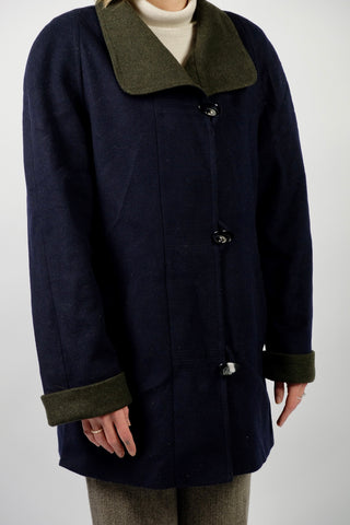 Dunkelblauer 90s Kurzmantel im Lodenstil aus Schurwolle- und Alpaka-Mix mit seitlichen Eingrifftaschen und olivgrünen Details an Kragen und Ärmeln – Kurzgröße 17 (entspricht XS), durch den lockeren Schnitt aber auch von einer S tragbar und ideal für kleinere Körpergrößen