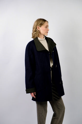 Dunkelblauer 90s Kurzmantel im Lodenstil aus Schurwolle- und Alpaka-Mix mit seitlichen Eingrifftaschen und olivgrünen Details an Kragen und Ärmeln – Kurzgröße 17 (entspricht XS), durch den lockeren Schnitt aber auch von einer S tragbar und ideal für kleinere Körpergrößen