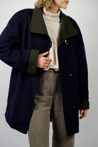 Dunkelblauer 90s Kurzmantel im Lodenstil aus Schurwolle- und Alpaka-Mix mit seitlichen Eingrifftaschen und olivgrünen Details an Kragen und Ärmeln – Kurzgröße 17 (entspricht XS), durch den lockeren Schnitt aber auch von einer S tragbar und ideal für kleinere Körpergrößen