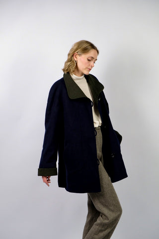 Dunkelblauer 90s Kurzmantel im Lodenstil aus Schurwolle- und Alpaka-Mix mit seitlichen Eingrifftaschen und olivgrünen Details an Kragen und Ärmeln – Kurzgröße 17 (entspricht XS), durch den lockeren Schnitt aber auch von einer S tragbar und ideal für kleinere Körpergrößen