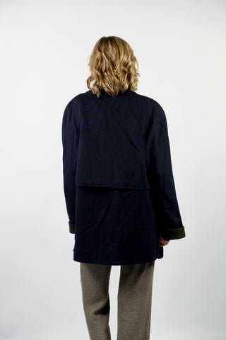 Dunkelblauer 90s Kurzmantel im Lodenstil aus Schurwolle- und Alpaka-Mix mit seitlichen Eingrifftaschen und olivgrünen Details an Kragen und Ärmeln – Kurzgröße 17 (entspricht XS), durch den lockeren Schnitt aber auch von einer S tragbar und ideal für kleinere Körpergrößen