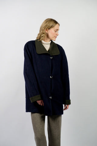 Dunkelblauer 90s Kurzmantel im Lodenstil aus Schurwolle- und Alpaka-Mix mit seitlichen Eingrifftaschen und olivgrünen Details an Kragen und Ärmeln – Kurzgröße 17 (entspricht XS), durch den lockeren Schnitt aber auch von einer S tragbar und ideal für kleinere Körpergrößen